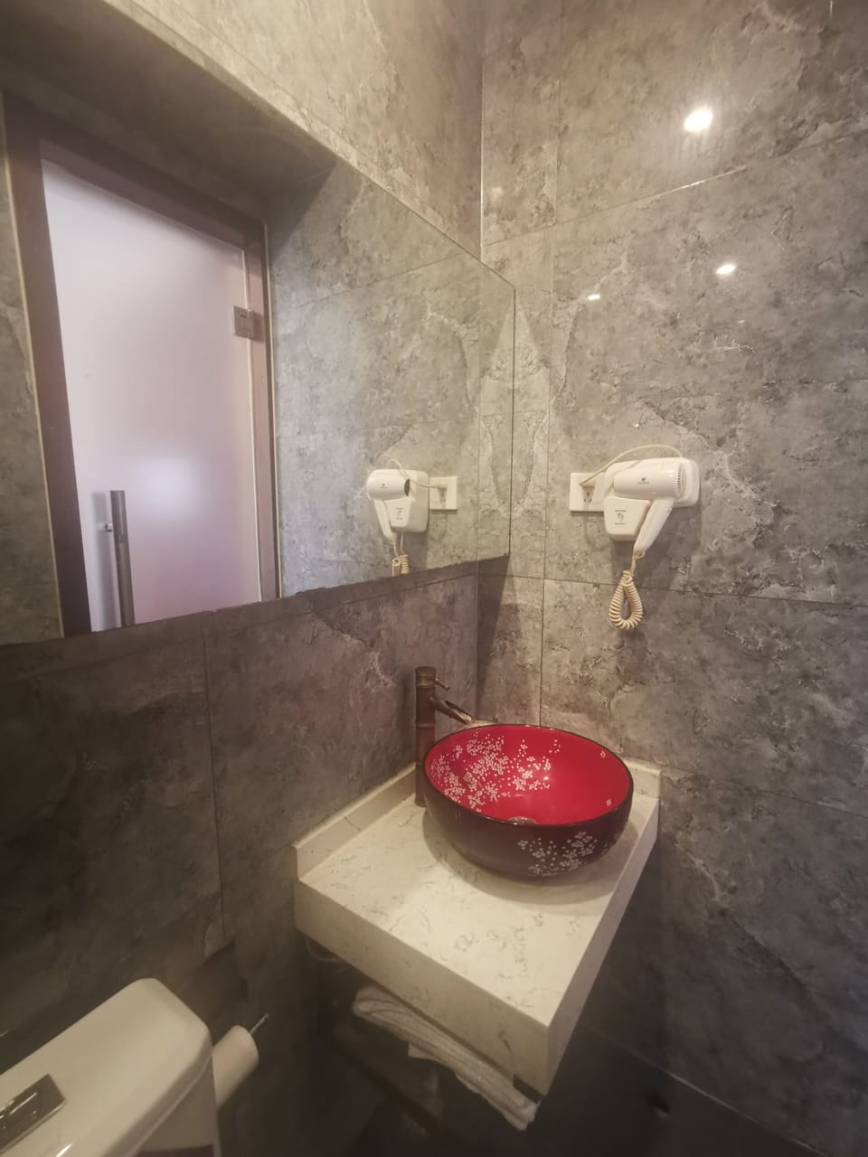 Business Room | Bathroom | Shower, rainfall showerhead, free toiletries, hair dryer