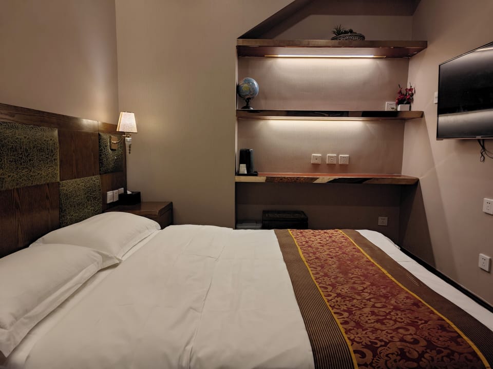 Economy Room, No Windows | Desk, laptop workspace, blackout drapes, soundproofing