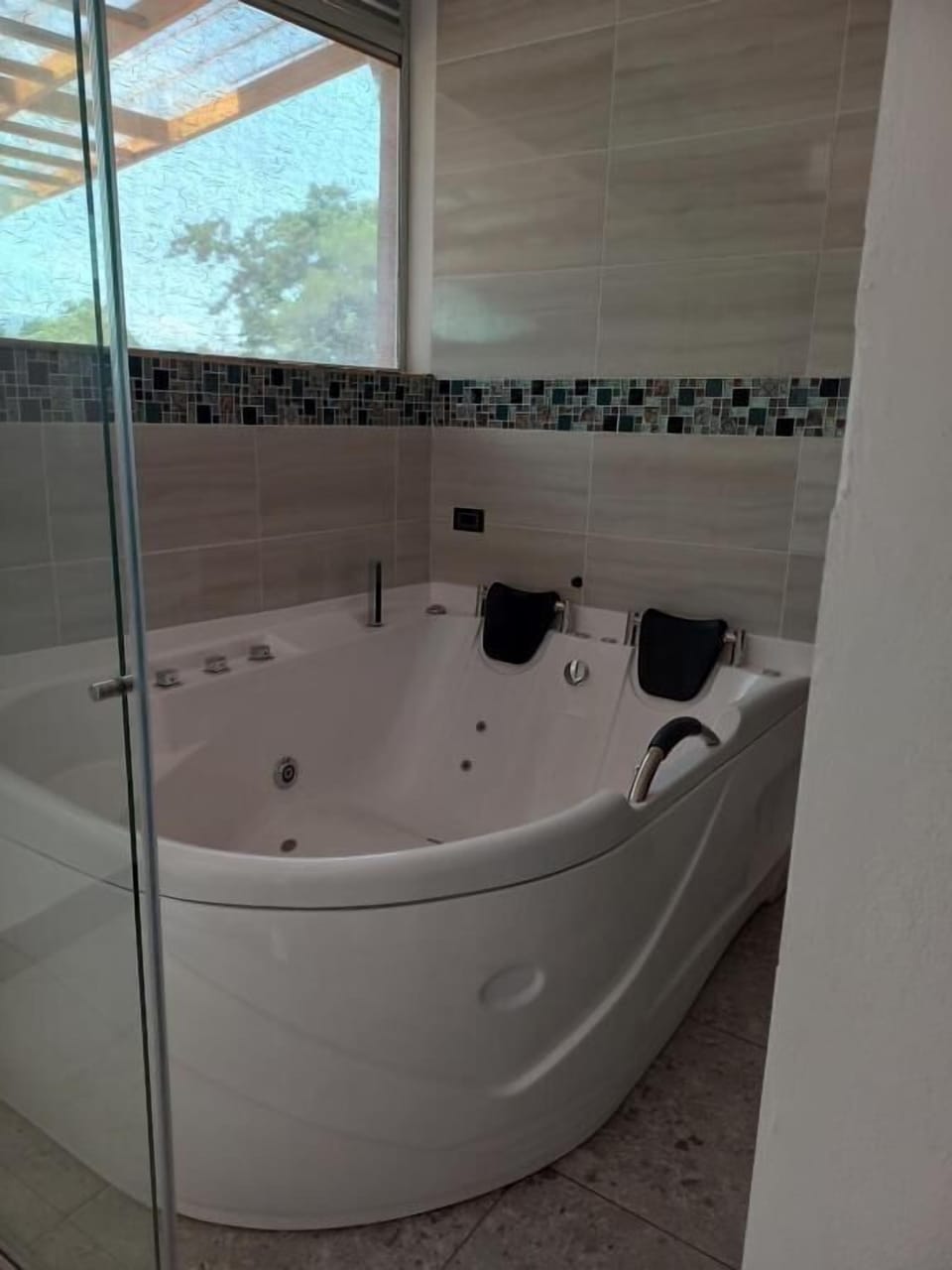 Luxury Studio Suite, Pool View | Bathroom | Free toiletries, towels
