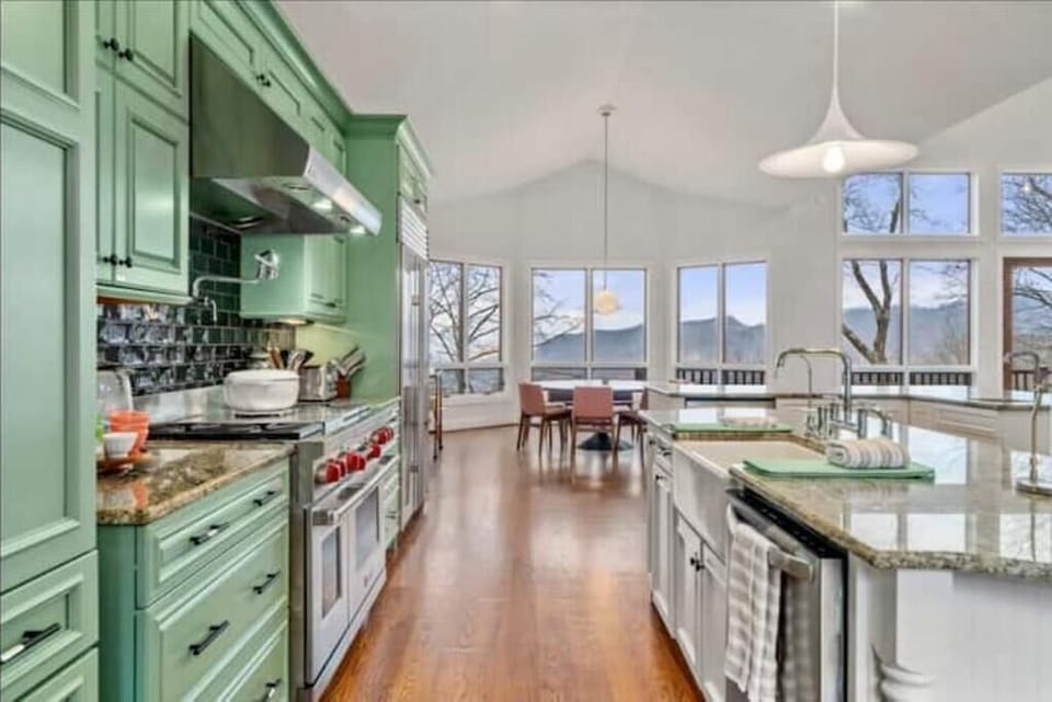 Full gourmet Kitchen.