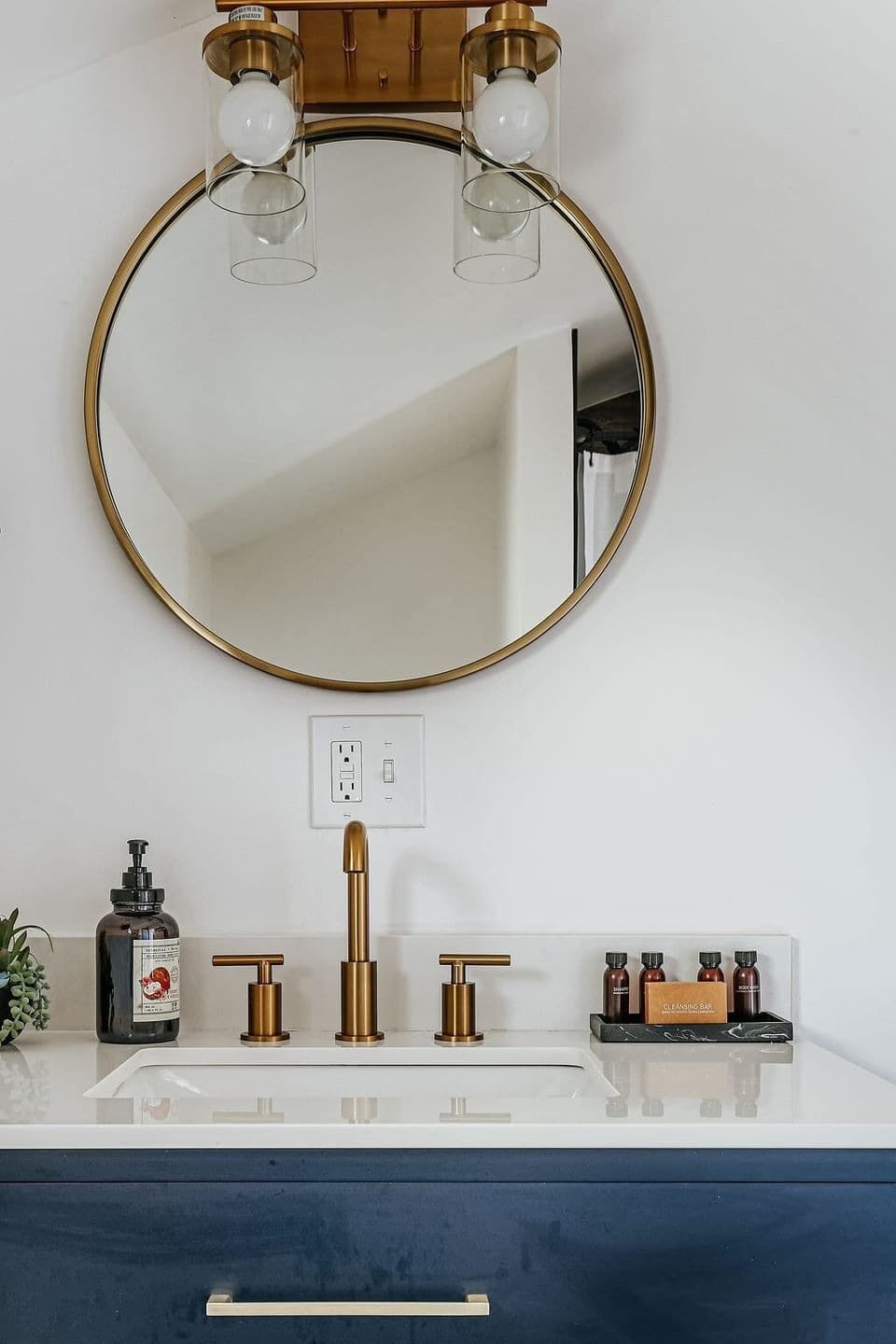 [Eagles Nest Loft] Not pictured is the shower and, of course, toilet.