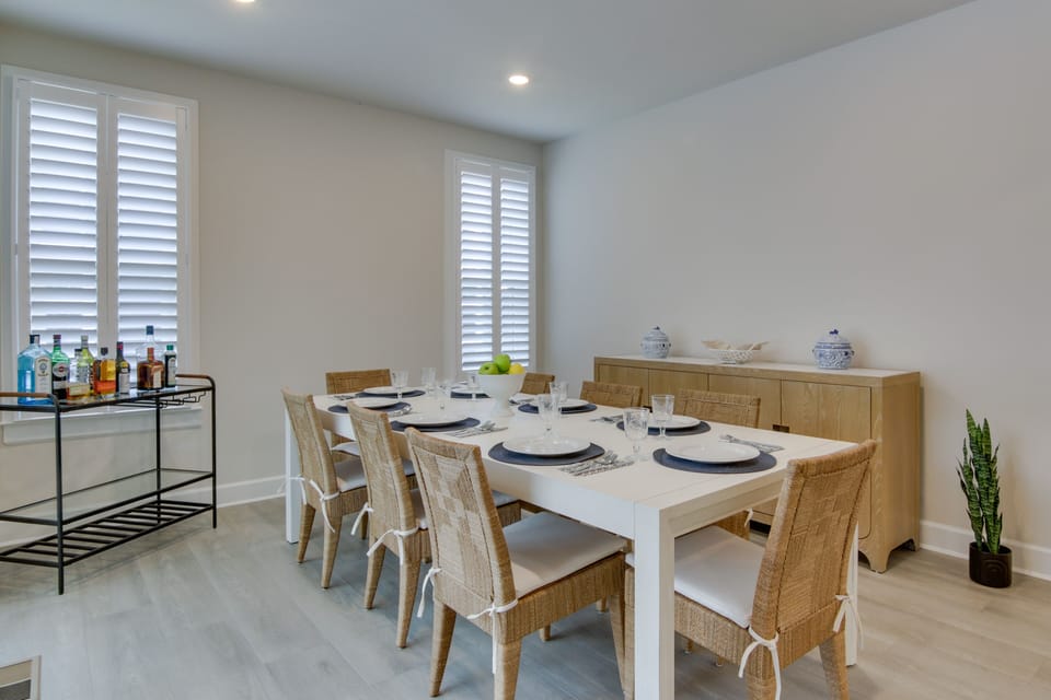Dining Area | Dishware & Flatware Provided