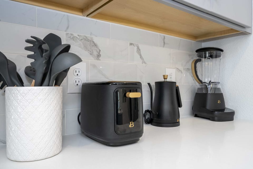 Premium House | Private kitchen | Fridge, oven, stovetop, dishwasher