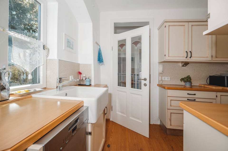Basic House, 3 Bedrooms, Non Smoking, Kitchen | Private kitchen | Fridge, microwave, stovetop, dishwasher