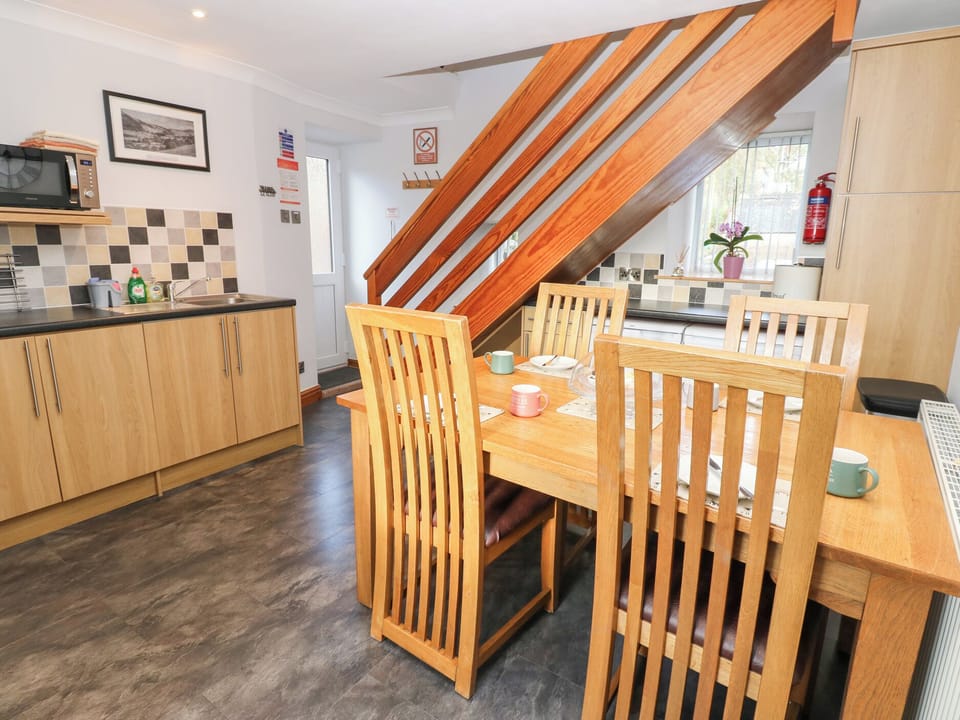 Cottage | Dining