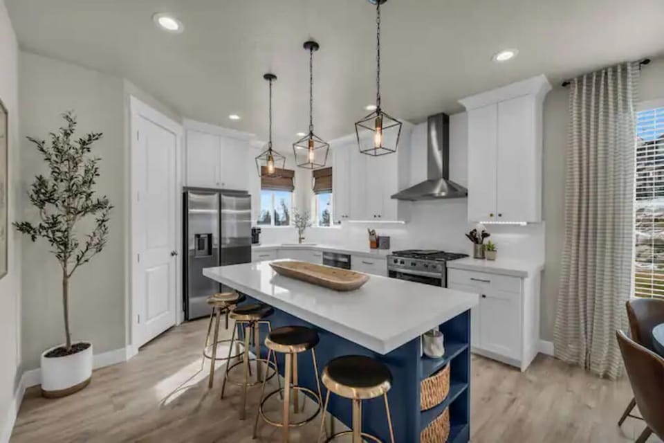 Kitchen Bar.