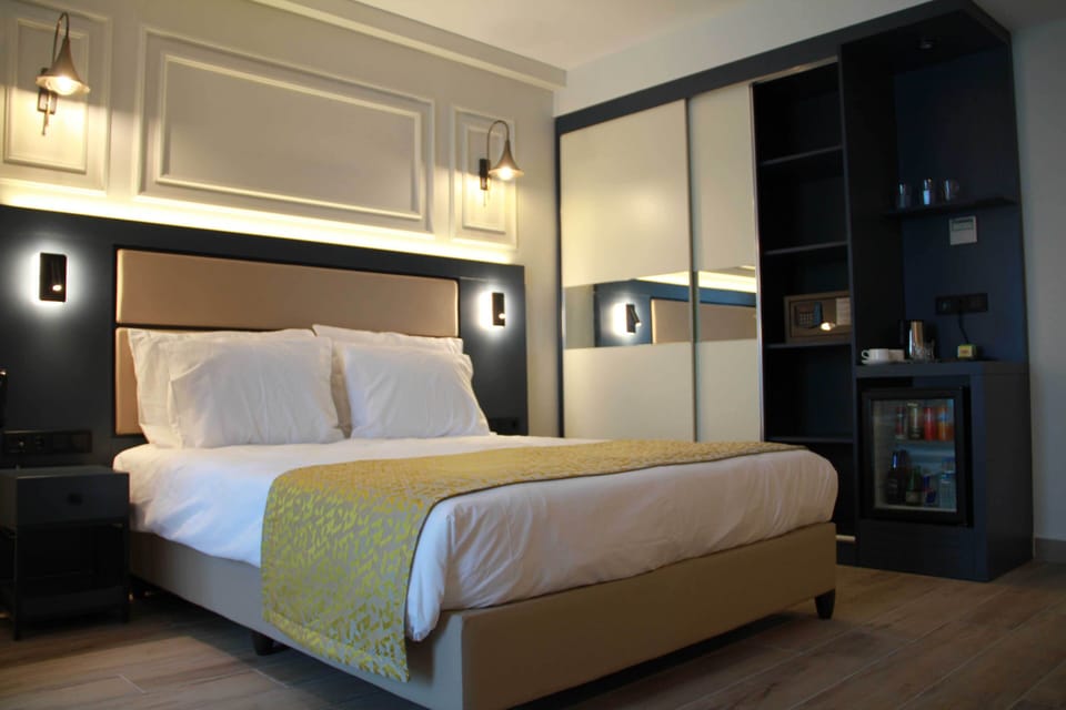 Family Room, Multiple Beds | Minibar, laptop workspace, free WiFi, bed sheets