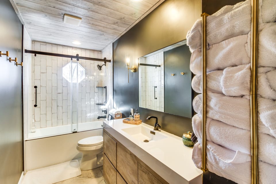 Full Bathroom | Main Level | Towels Provided