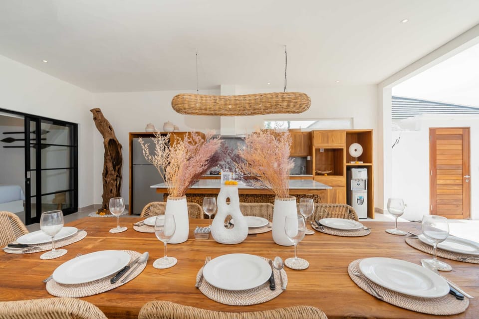 Basic Villa | Dining