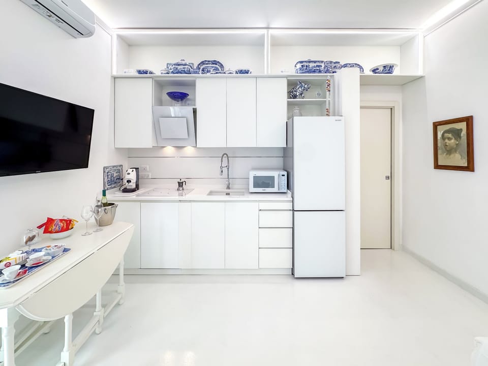 Superior Apartment, Balcony, Garden View | Private kitchen | Full-size fridge, microwave, stovetop, dishwasher