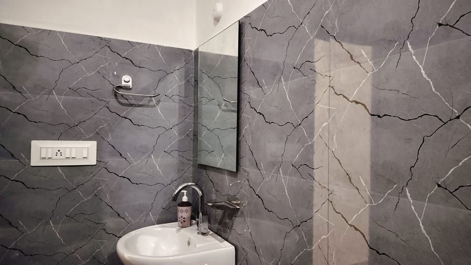 Standard Room, City View | Bathroom | Towels