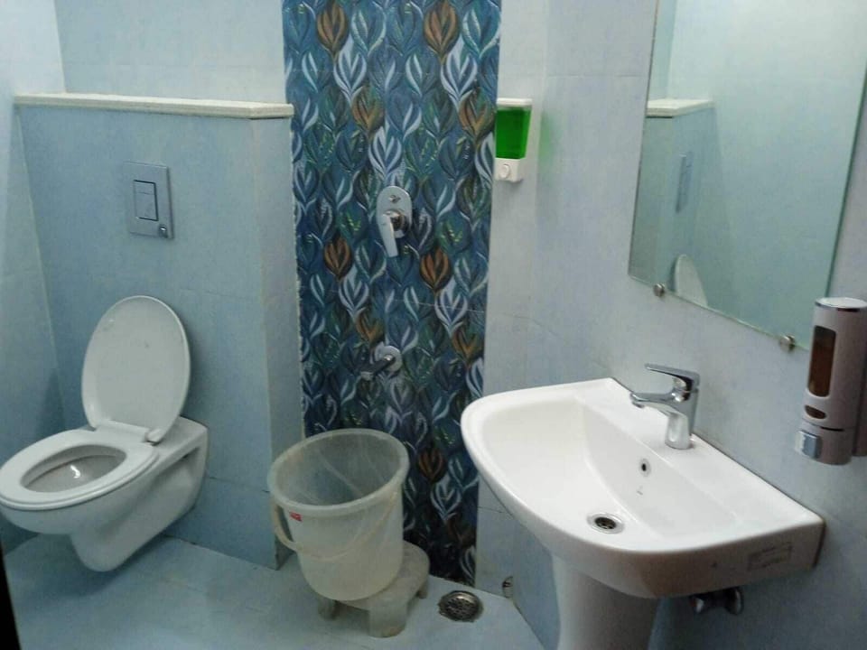 Family Room | Bathroom