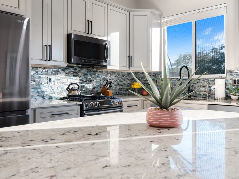 Large kitchen island to cook and hang around. 