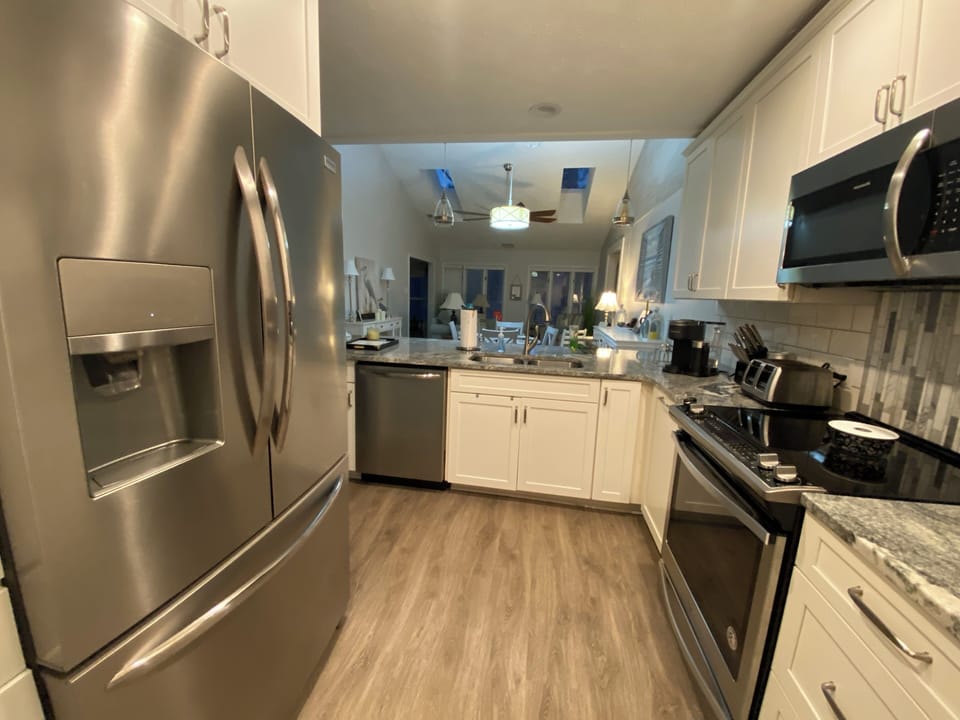 OPEN FLOOR PLAN:  KITCHEN TO LIVING AREA