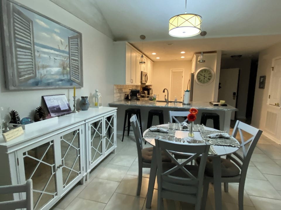 Open floor plan:  Dining to Kitchen