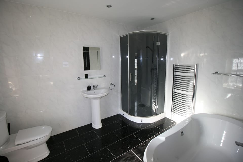 Luxury Room, 1 King Bed, Garden View | Bathroom | Free toiletries, hair dryer, heated floors (bathroom), towels
