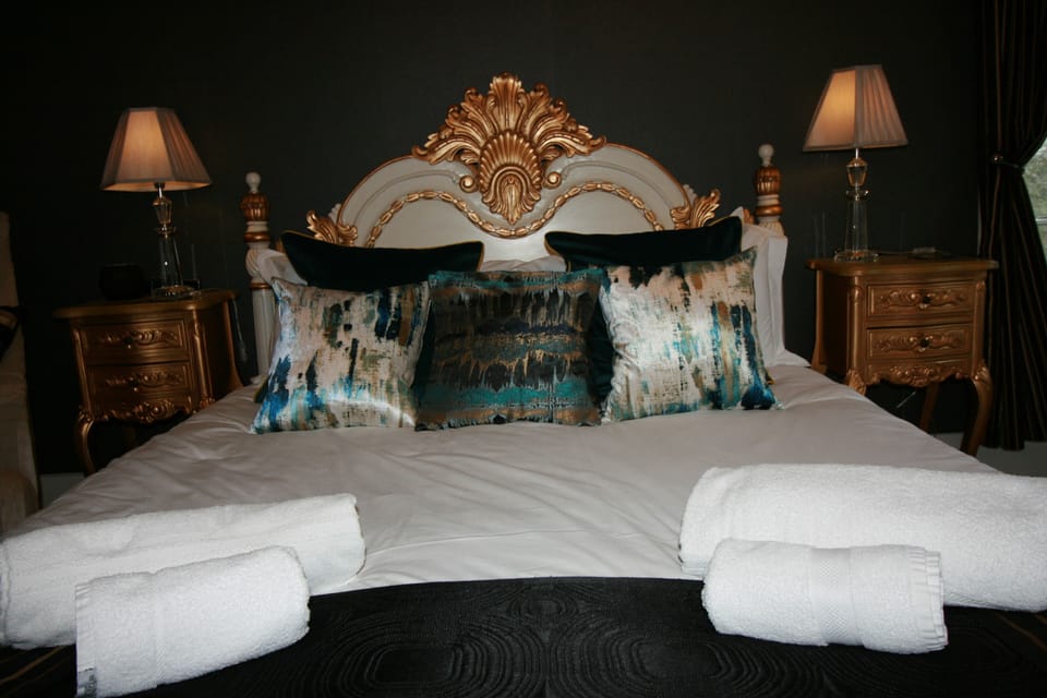 Luxury Room, 1 King Bed, Garden View | Hypo-allergenic bedding available, desk, iron/ironing board (on request)