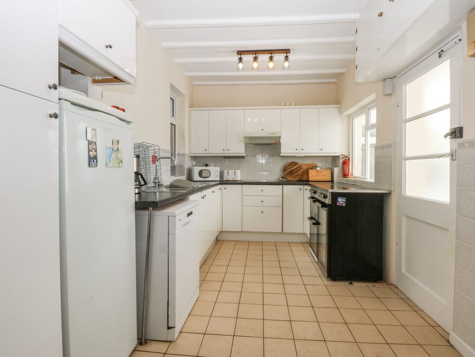 Dishwasher, cookware/dishes/utensils