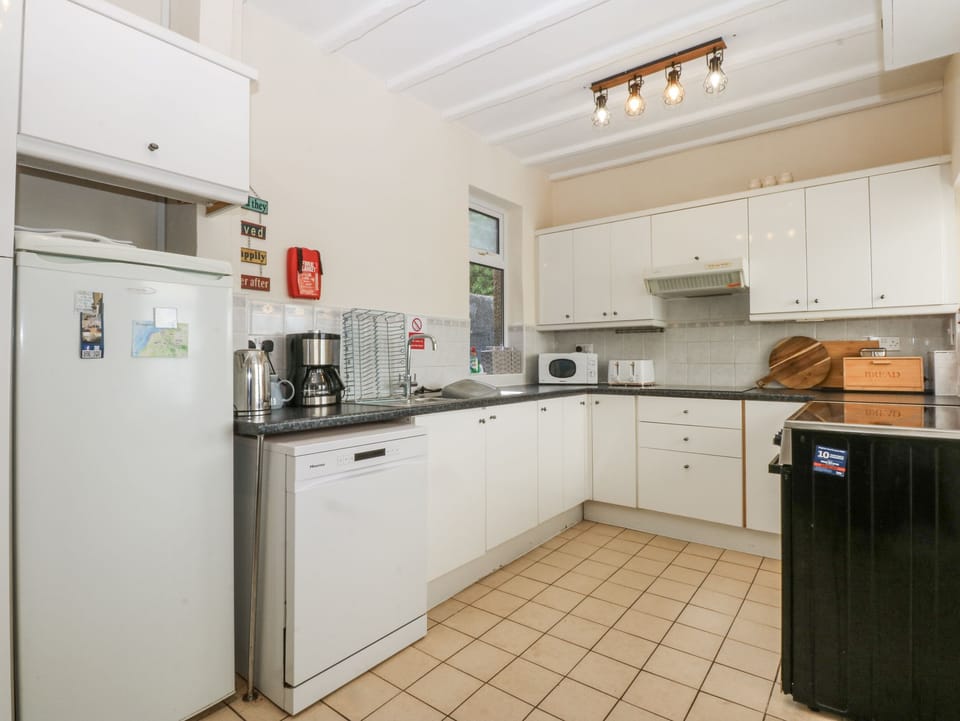 Dishwasher, cookware/dishes/utensils