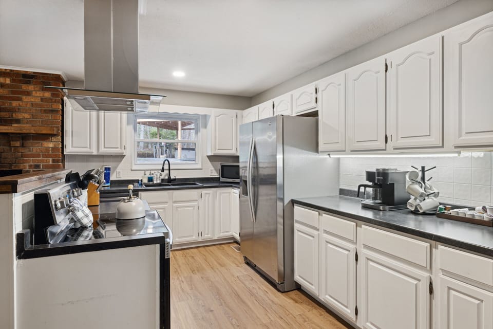 Cabin, 4 Bedrooms | Private kitchen | Coffee/tea maker, fridge, oven, toaster