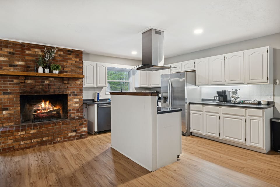 Cabin, 4 Bedrooms | Private kitchen | Coffee/tea maker, fridge, oven, toaster