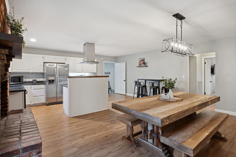 Cabin, 4 Bedrooms | Dining