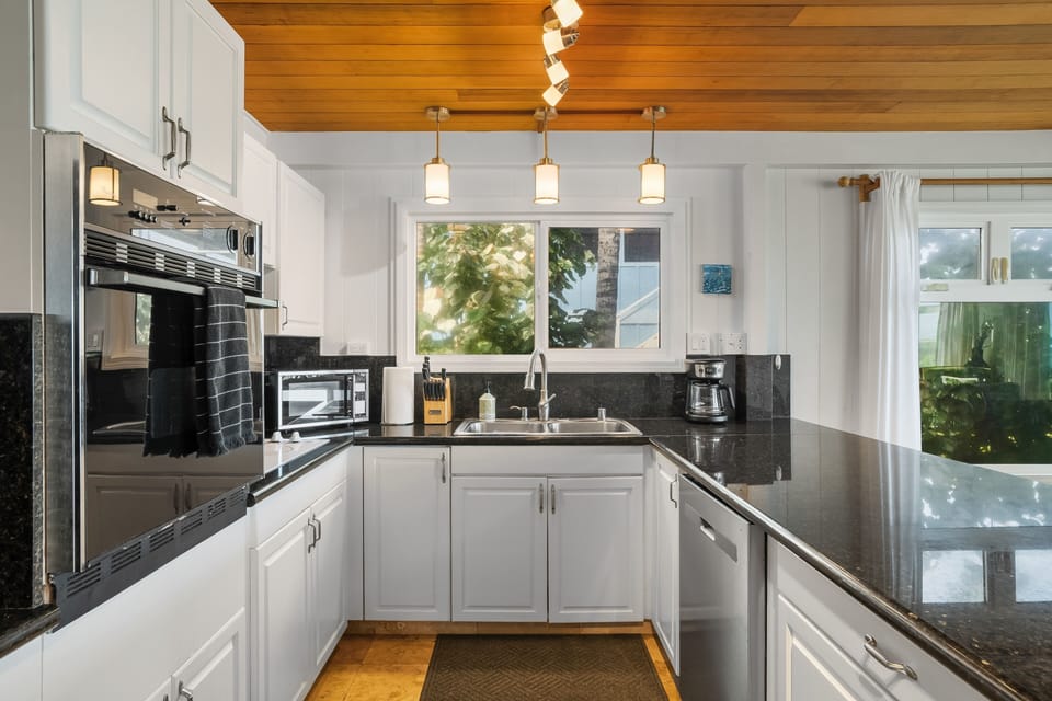 House, 2 Bedrooms | Private kitchen | Fridge, oven, coffee/tea maker, toaster