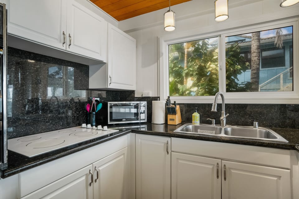 House, 2 Bedrooms | Private kitchen | Fridge, oven, coffee/tea maker, toaster