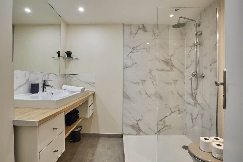 salle de bain avec toilette
