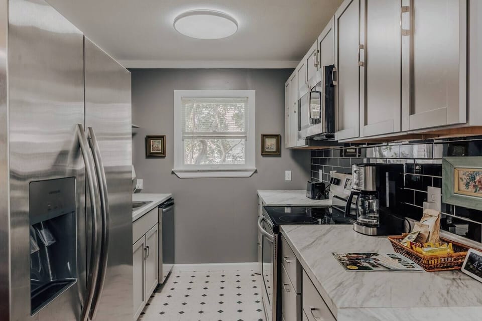 Cook your gourmet meal at this gorgeous kitchen! 
