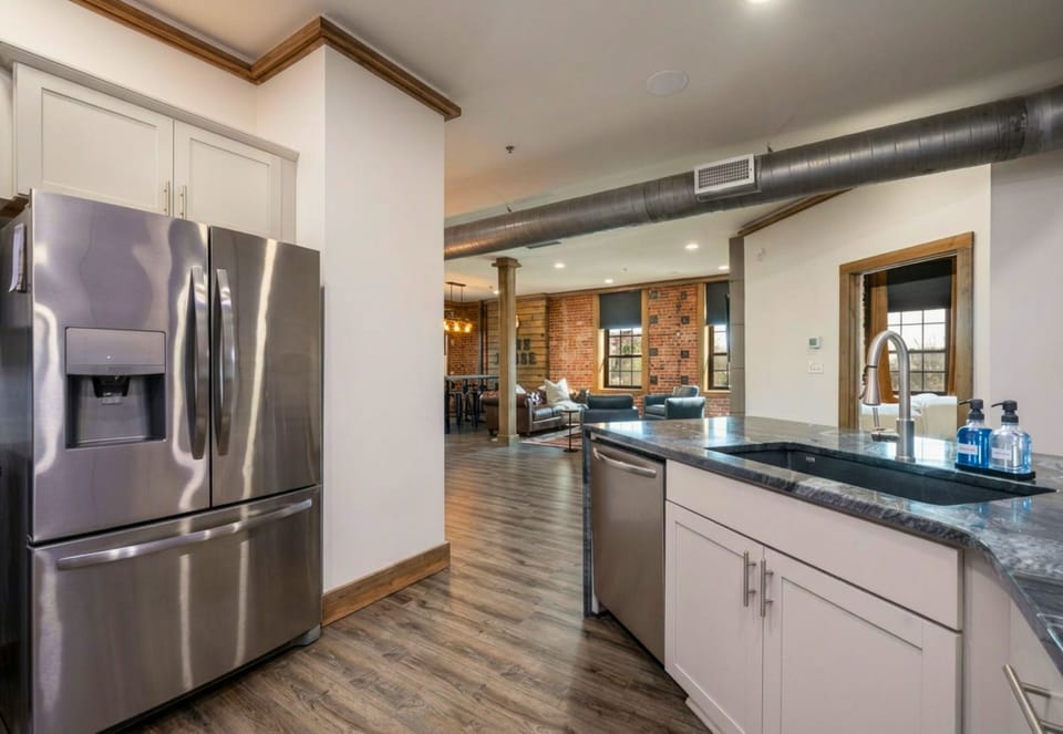 [Kitchen] The Kitchen with Stainless Steel Appliances Has Everything You Need