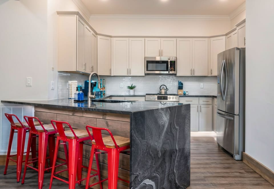 [Kitchen] Take Advantage of the Spacious Counter. Have a Quick Bite to Eat at the End or Use that Space to Cook a Large Meal for You and Your Guests