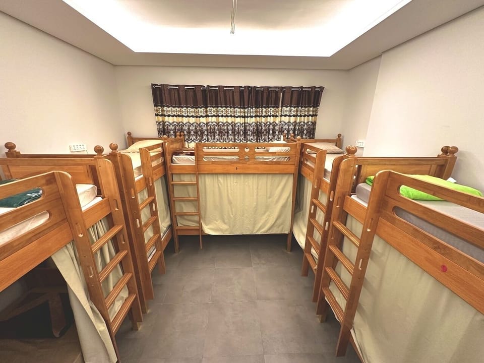 Executive Shared Dormitory, Mixed Dorm, Bay View | Free WiFi, bed sheets