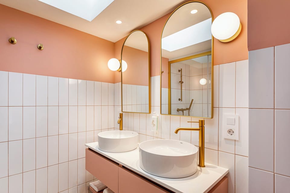 Superior Quadruple Room, 1 Queen Bed with Sofa bed, Sea View | Bathroom | Shower, towels