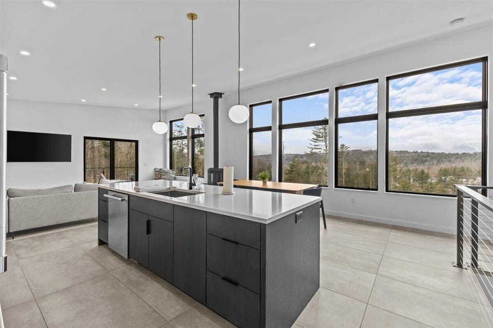 BRAND NEW! Modern Design with Mountain Views! (2846)