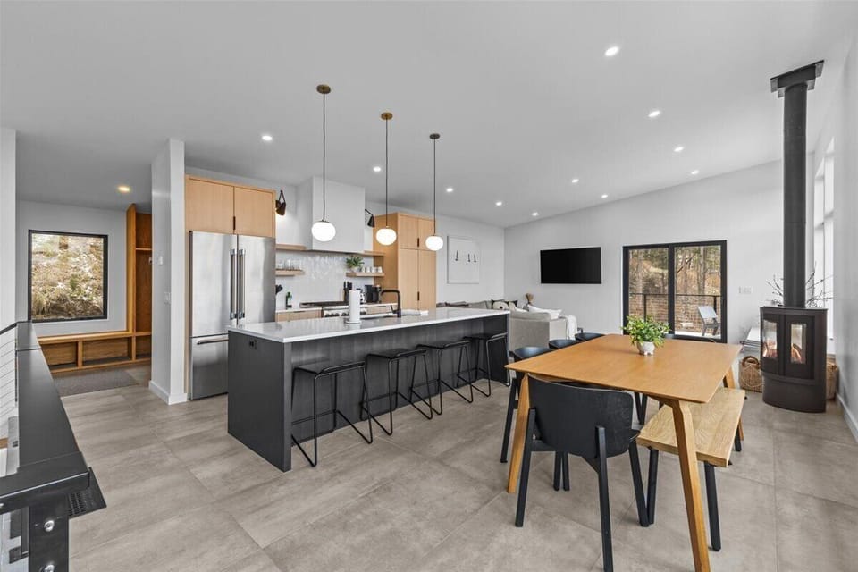 BRAND NEW! Modern Design with Mountain Views! (2851)