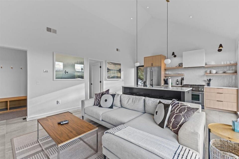 The Penelope: New, Modern Home w/Breathtaking View (2970)