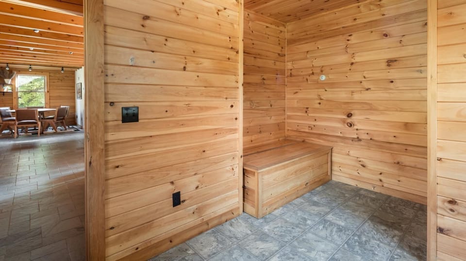 Mountain Majesty: Timber Lodge with Stunning Views (2382)