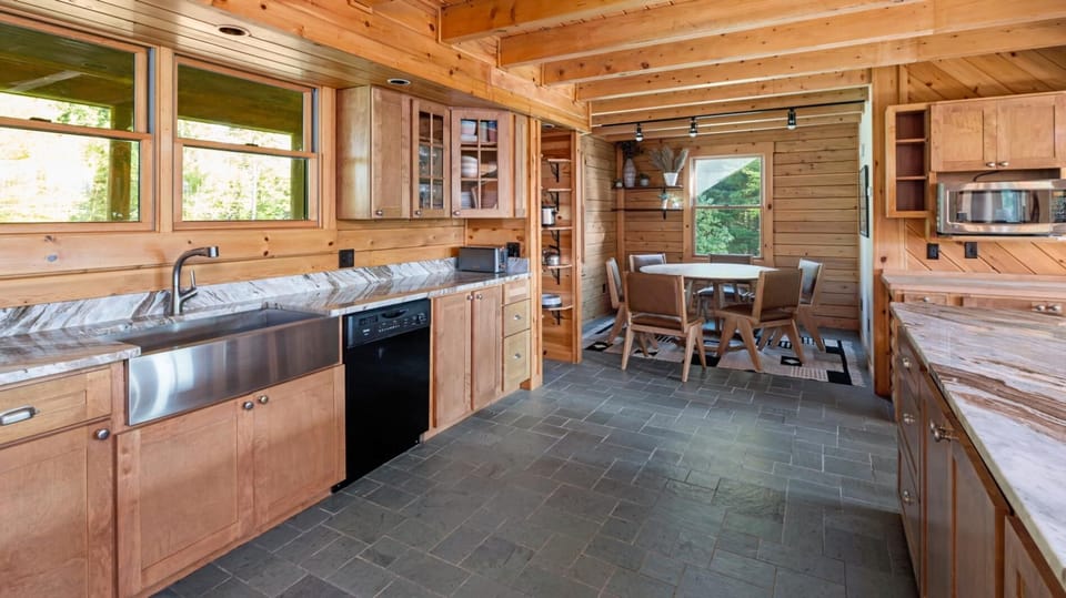Mountain Majesty: Timber Lodge with Stunning Views (2384)