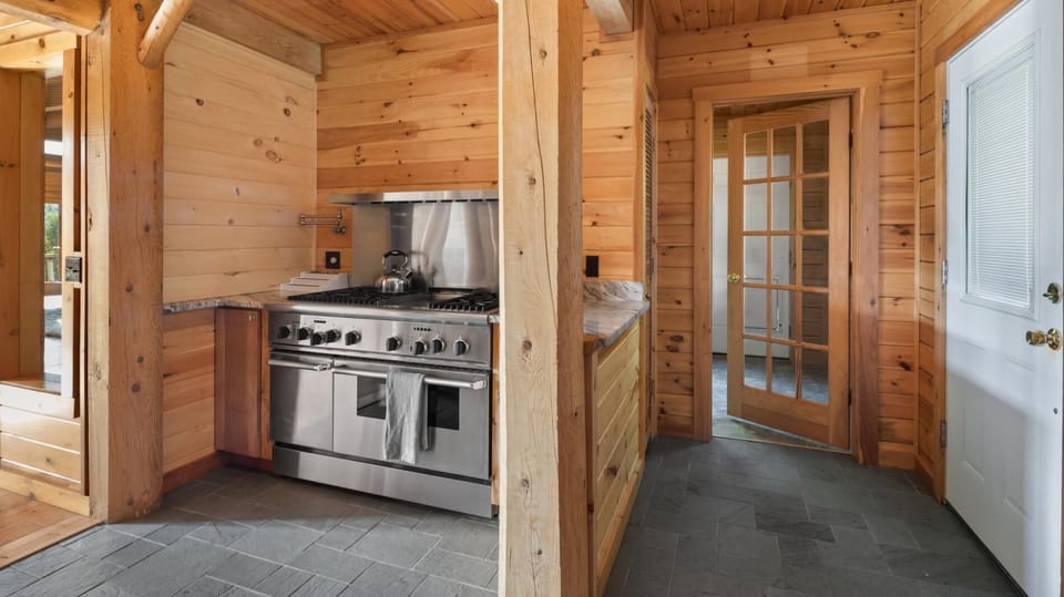 Mountain Majesty: Timber Lodge with Stunning Views (2383)