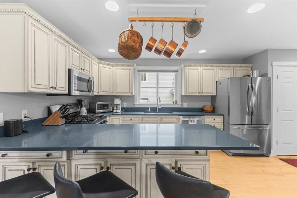Gorgeous 3 bedroom in popular Stowe location. (7350)