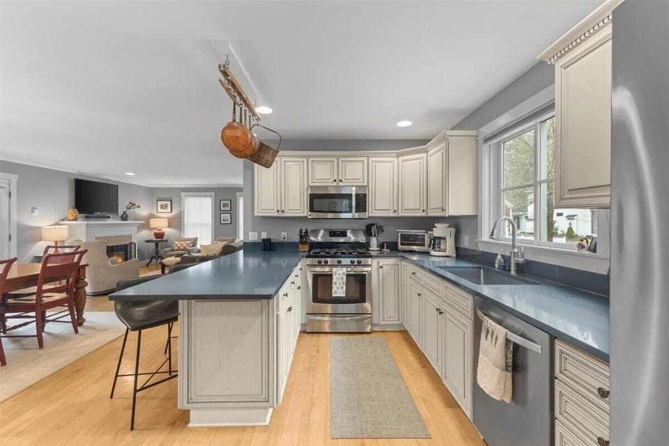 Gorgeous 3 bedroom in popular Stowe location. (7352)
