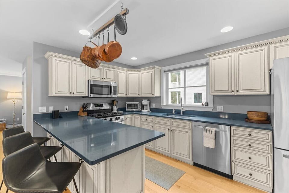 Gorgeous 3 bedroom in popular Stowe location. (7351)