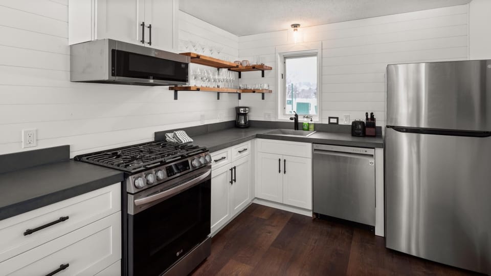 Idyllic 2BR Condo, Centrally Located Quiet Retreat (3298)