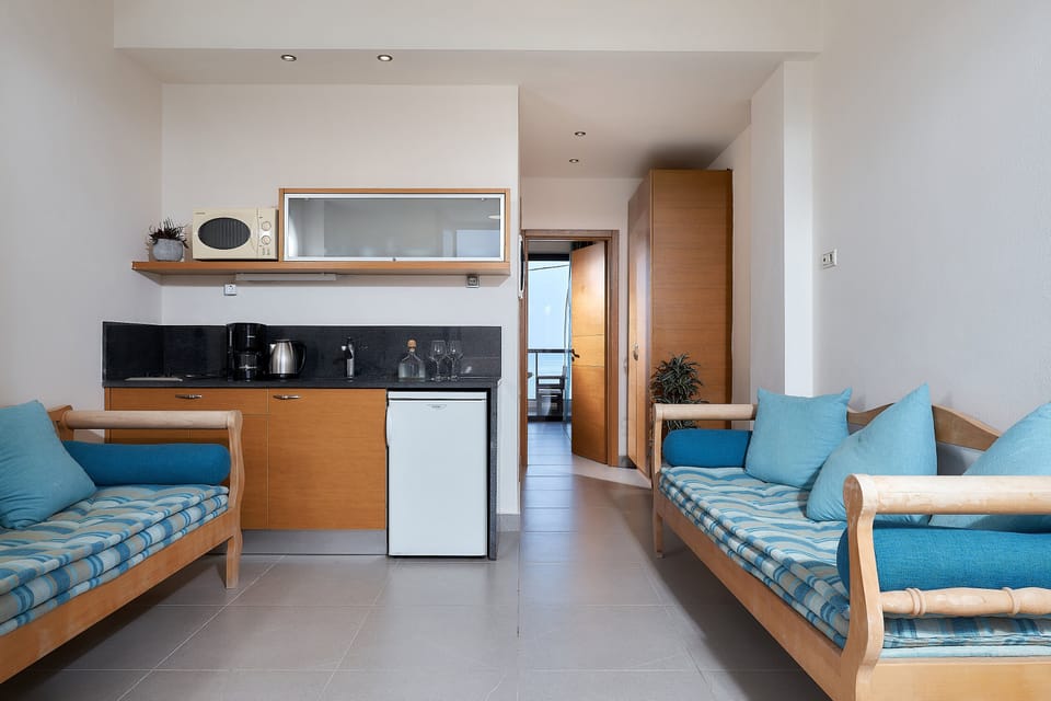 Superior Suite Sea View | Premium bedding, in-room safe, laptop workspace, blackout drapes