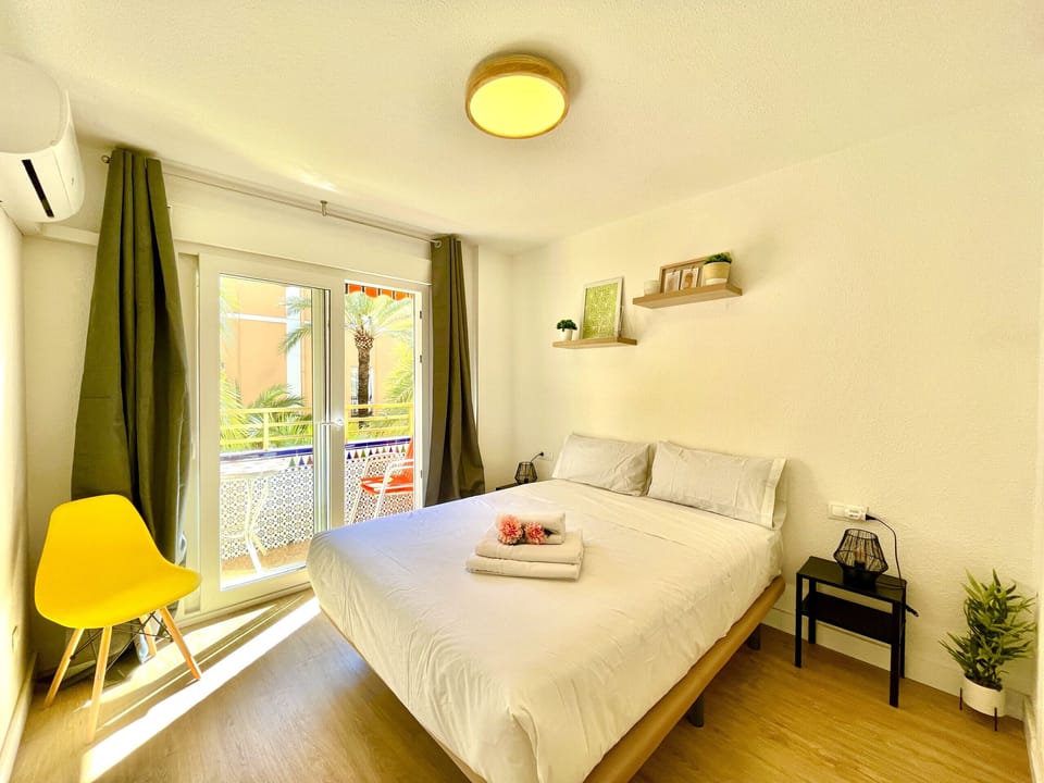 Double room equipped with everything you need for a comfortable stay: air conditioning, ceiling fan and access to a private terrace.