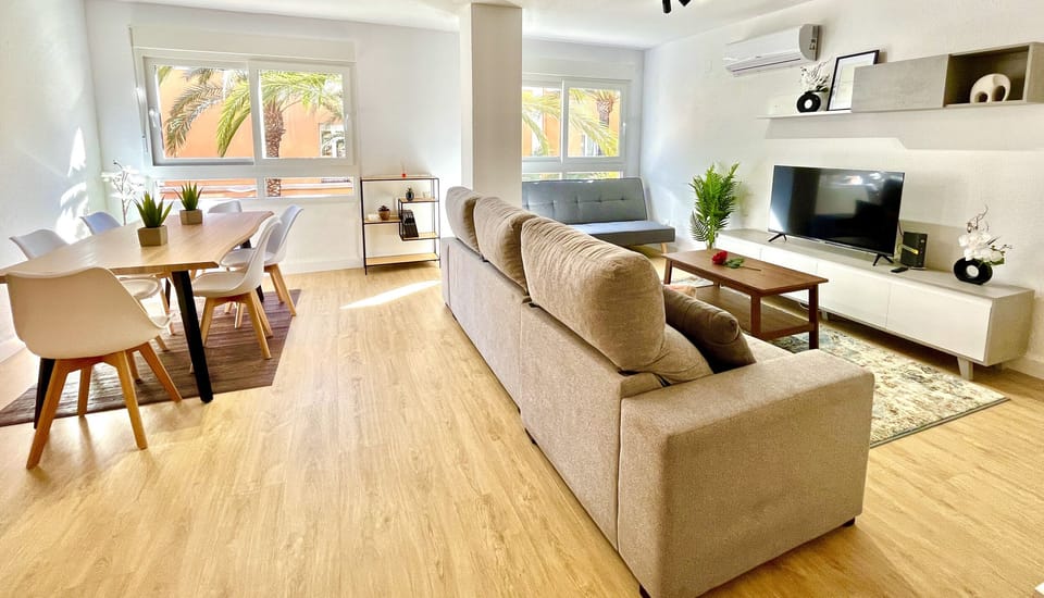 Spacious, bright and cosy dining room, ideal for relaxing, watching television or enjoying a meal in good company. A versatile space that combines comfort and functionality.