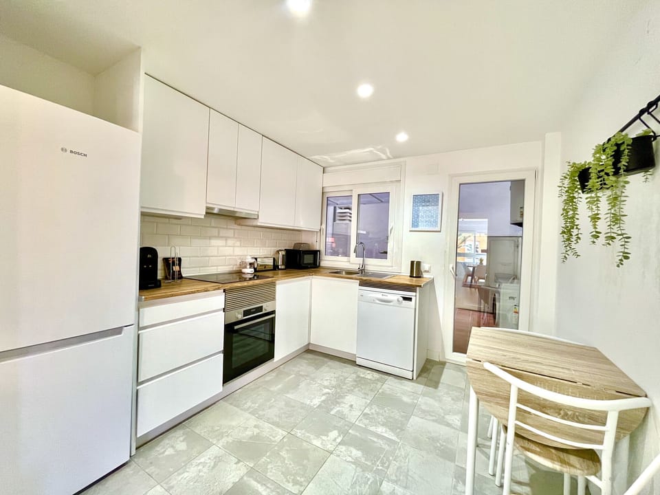 Enjoy our modern, fully equipped kitchen, where natural light floods the space and connects perfectly with a charming interior terrace. The terrace, furnished with garden furniture, invites you to enjoy outdoor meals in a relaxing atmosphere.