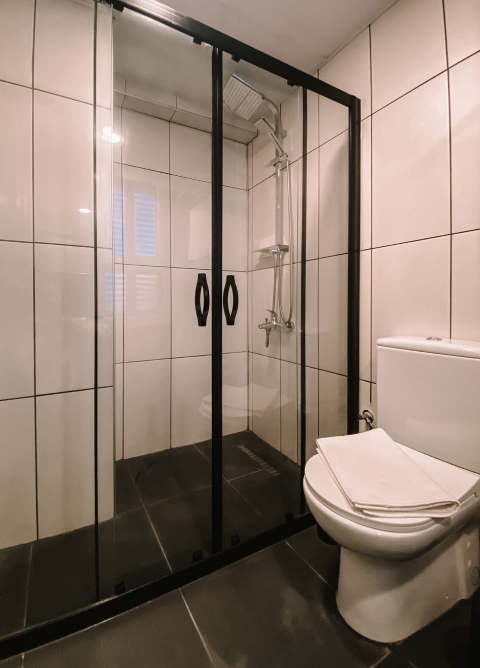 Superior Room, Pets Allowed, Partial Sea View | Bathroom | Shower, rainfall showerhead, eco-friendly toiletries, hair dryer