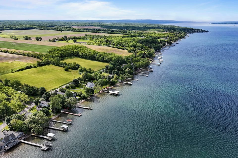 Stroll around the property to discover the picturesque garden.